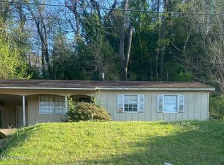 301 Meadowvale Dr, Vicksburg, MS 39183