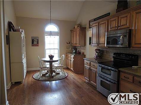 5th image of 2235 Fairfax Dr