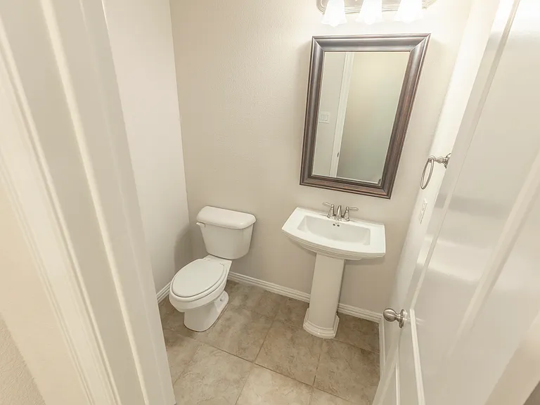 825 Warwick Blvd — Photo 6