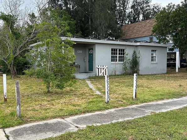 8231 Riverside Dr NE, Saint Petersburg, FL 33702