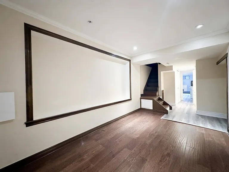 909 Palmerston Ave #LOWER — Photo 11