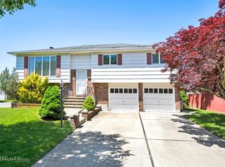 127 Greenway Dr, Farmingdale, NY 11735