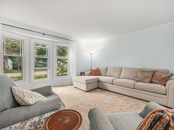 4th image of 2868 Manitou Dr NE