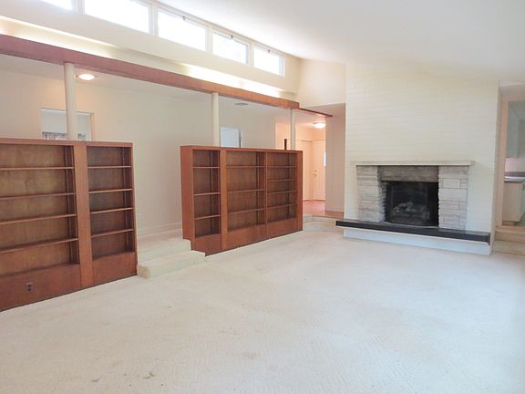 5th image of 1896 Crestwood Ln