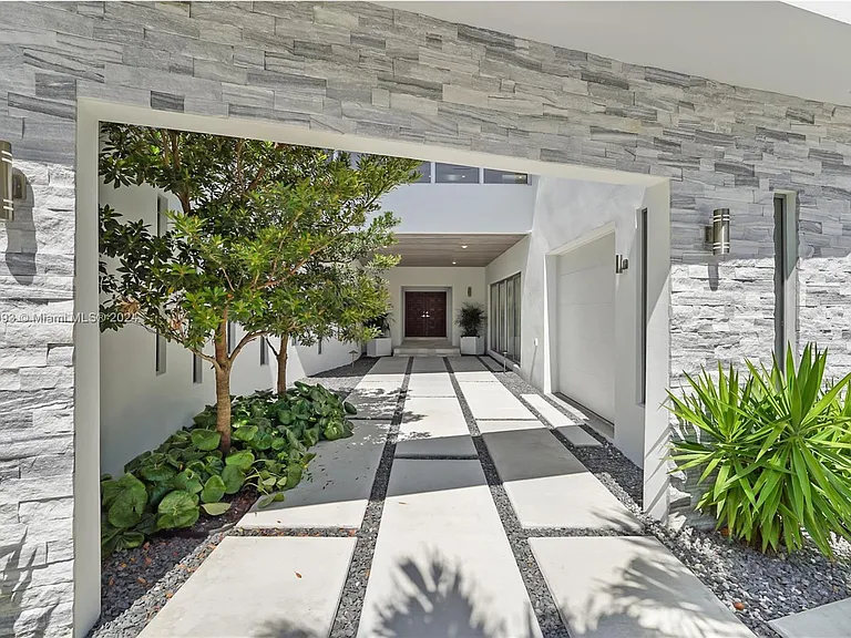 5910 N Bayshore Dr — Photo 2