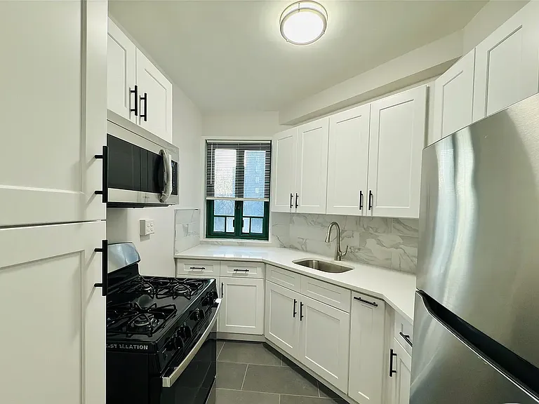 1938 E Tremont Ave #5 — Photo 1