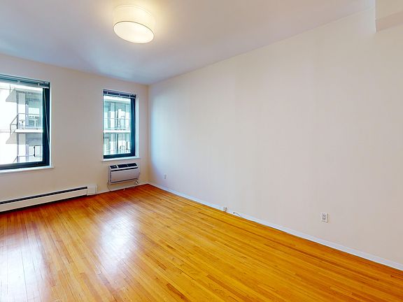 3rd image of 365 W 52nd St APT 4C