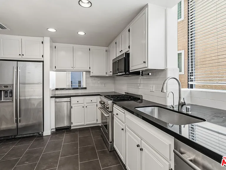 500 S Barrington Ave #2 — Photo 12