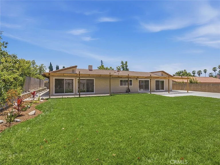 225 Armstrong Dr — Photo 32
