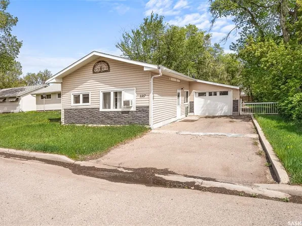 1317 Connaught AVENUE, Moose Jaw, SK S6H 4B9