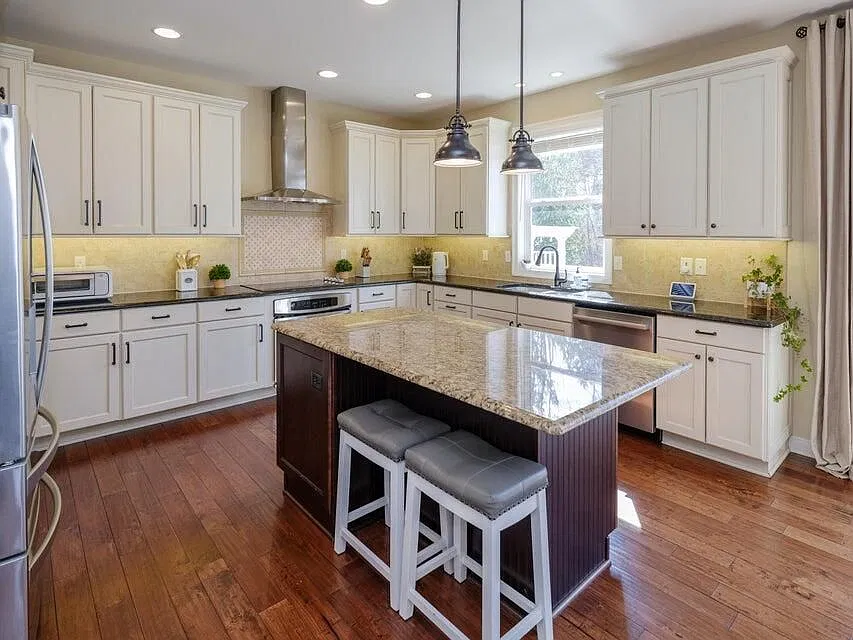 5 bed, 4.5 bath, 4235 sqft, $5,500 — Photo 3