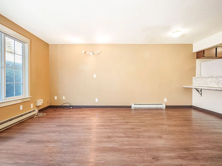 525-Monmouth Villas — Photo 6