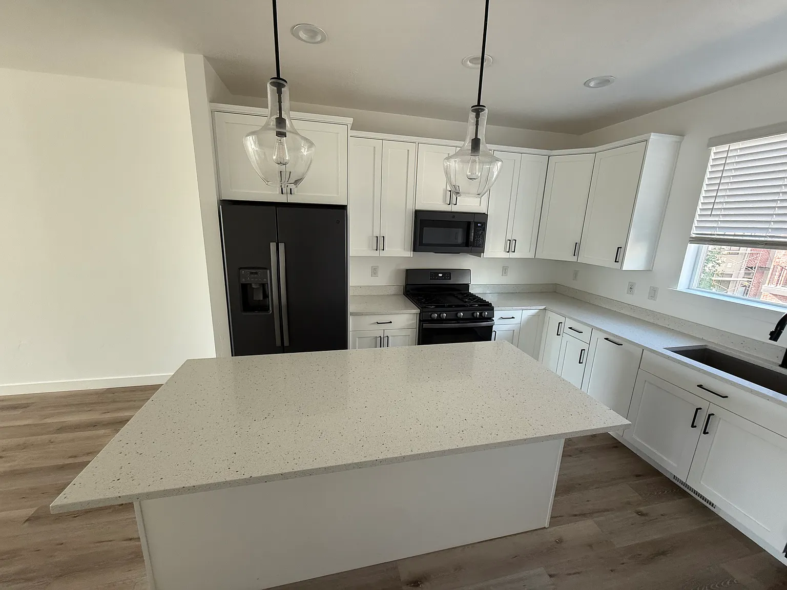 2 bed, 2.5 bath, 1420 sqft, $2,000 — Photo 3