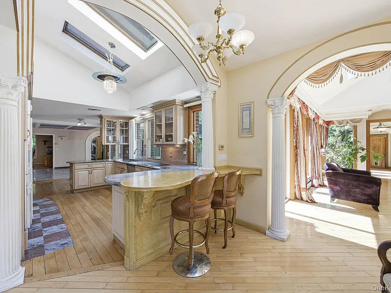 1 Bridle Path Dr — Photo 10