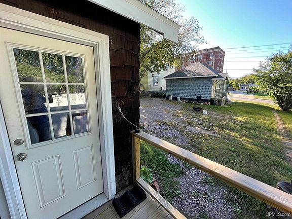 4th image of 520/522 Fisher St