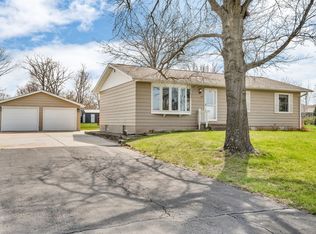 330 Charlotte Ave, Robins, IA 52328