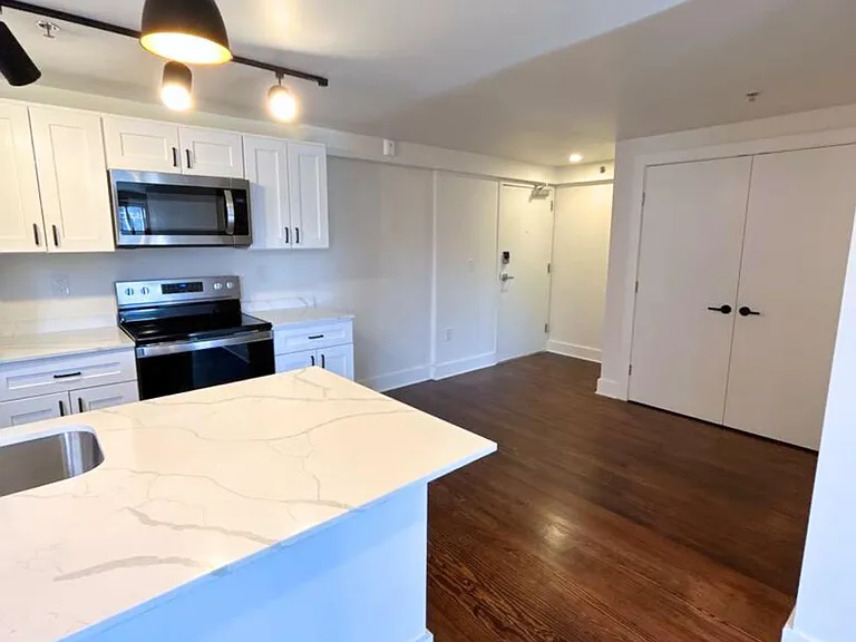 825 Stewart Ave SE — Photo 2