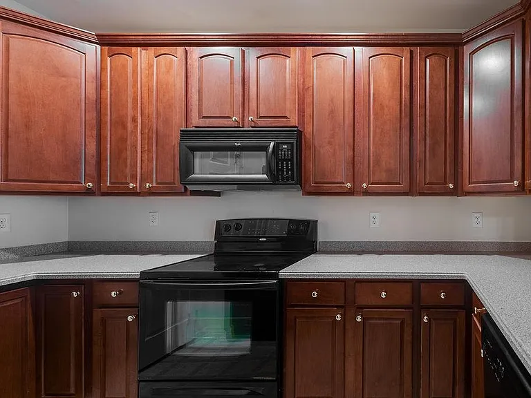6 Carpenter Ct — Photo 5