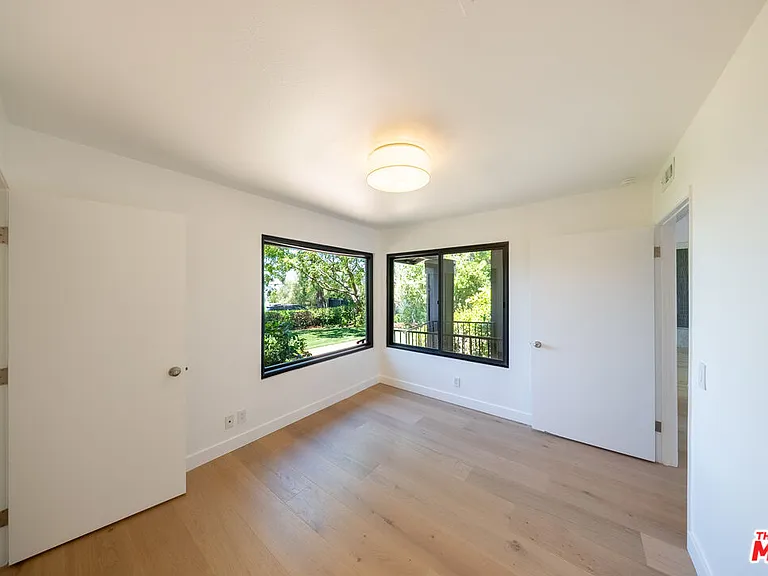 13302 Mulholland Dr — Photo 29