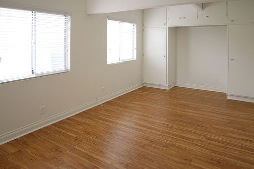 4th image of 109 1/2 27th St