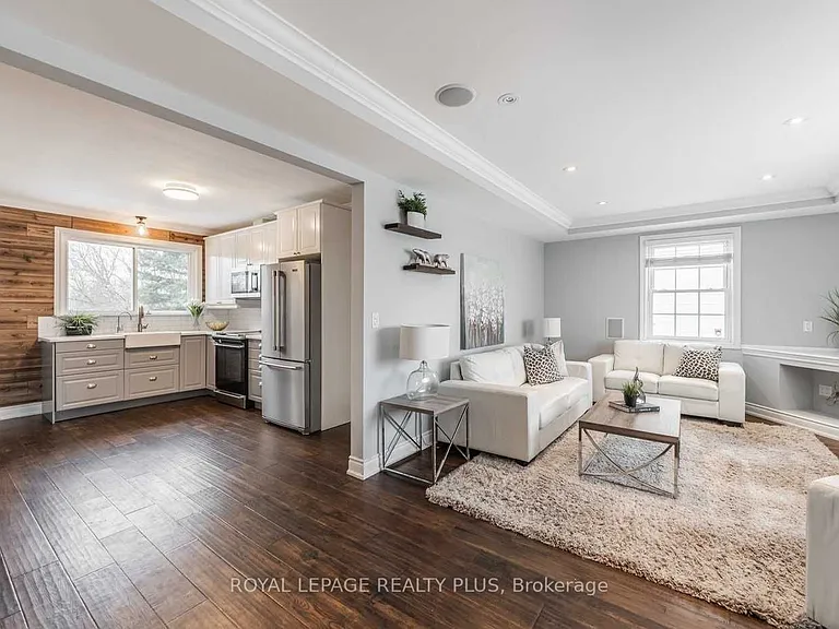 577 Dundas St E — Photo 11