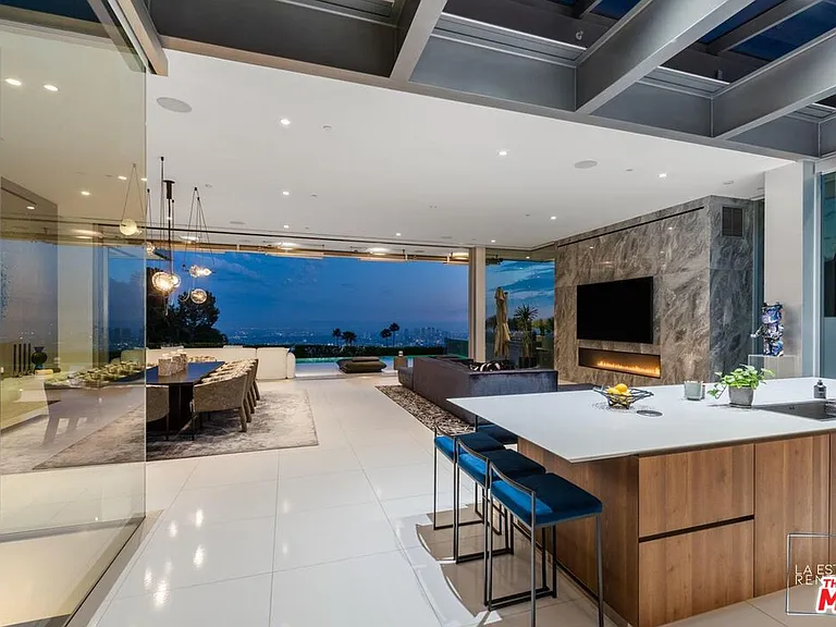 1814 N Doheny Dr — Photo 13