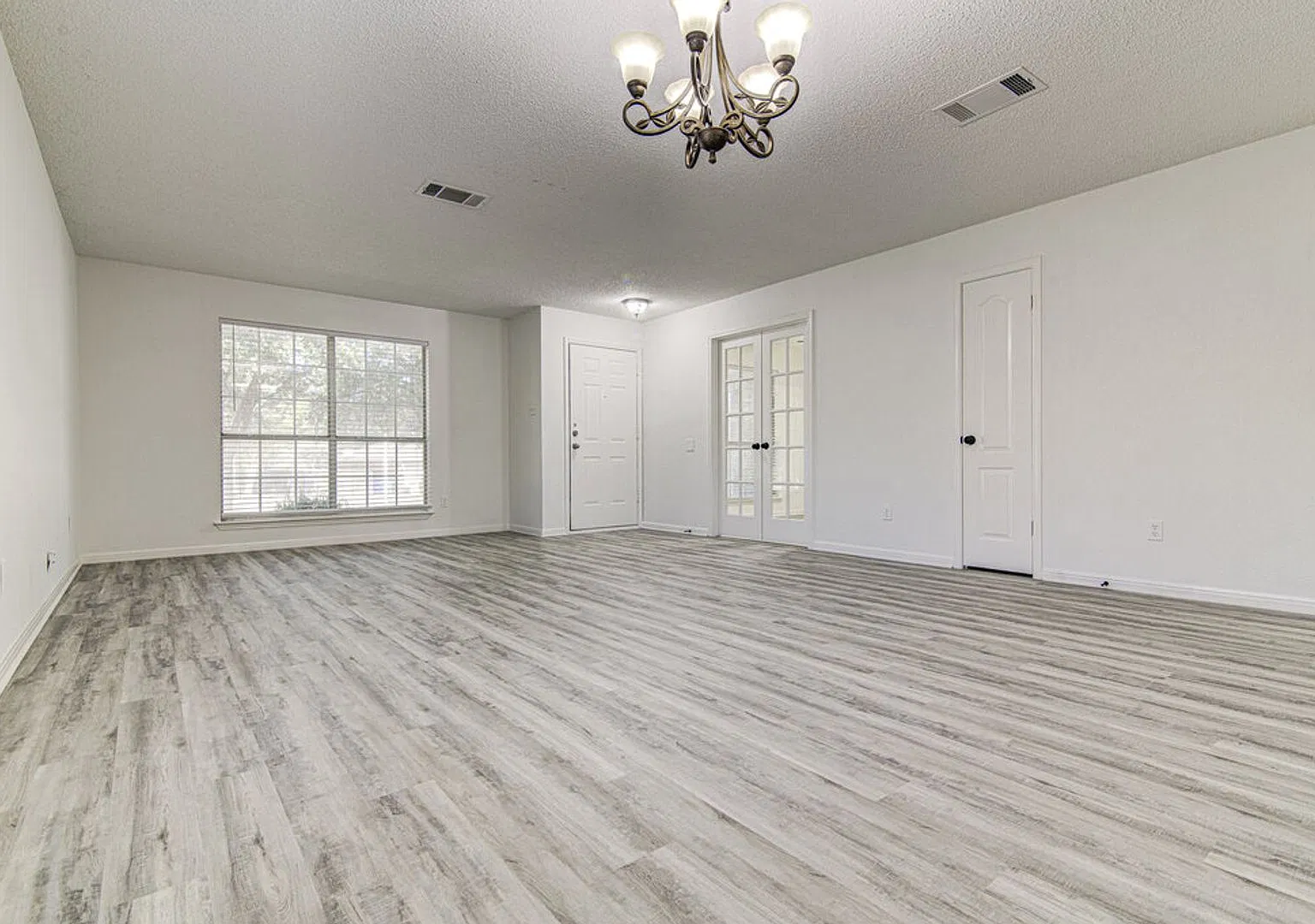 Beautifully Refreshed 3 Beds and 2 Baths Cedar Park Home with Brand New Flooring & Spacious Backyard — Photo 4