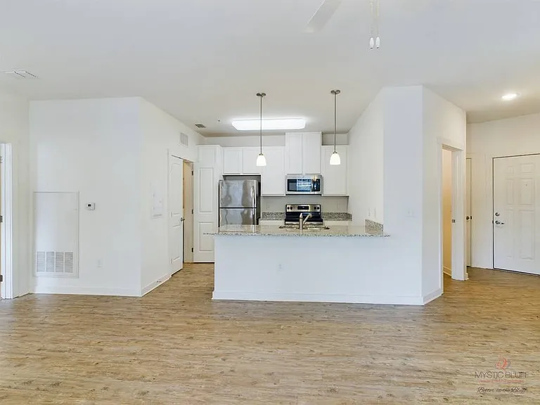 Mystic Bluff Apartments — Photo 122