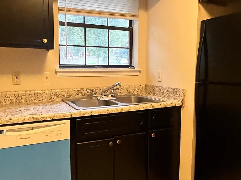 1850 Sylvan Ct — Photo 3