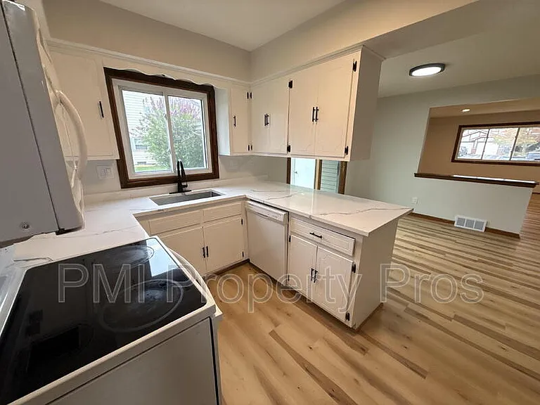 8150 S 88th St — Photo 13