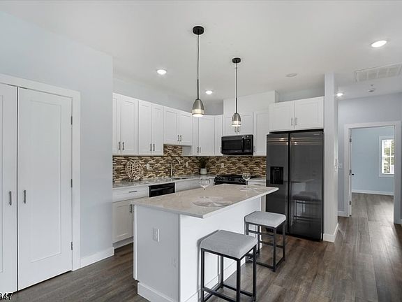 4th image of 627 Bloomfield Ave #2B