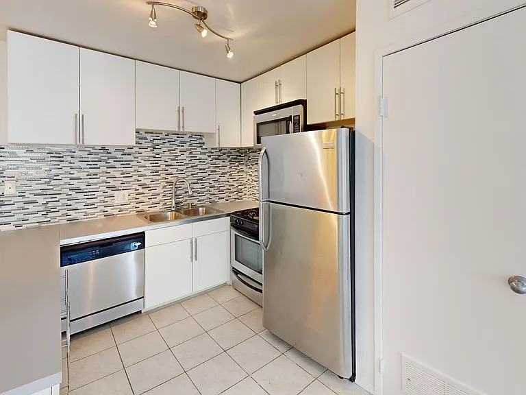 HAR - Harvard Apartments — Photo 10