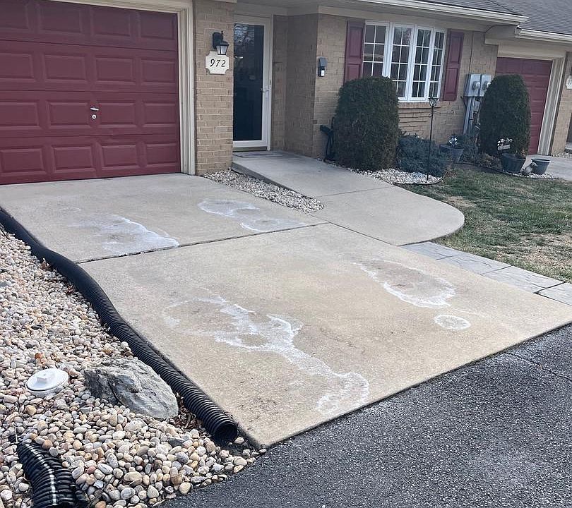 1st image of 972 W Irvin Ave