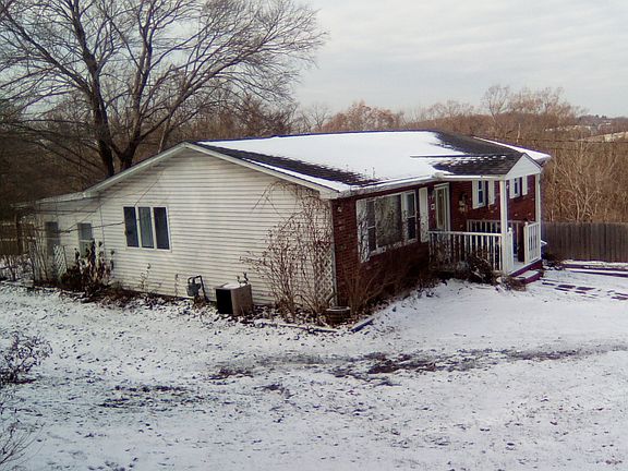 5th image of 371 Chapman Dr W