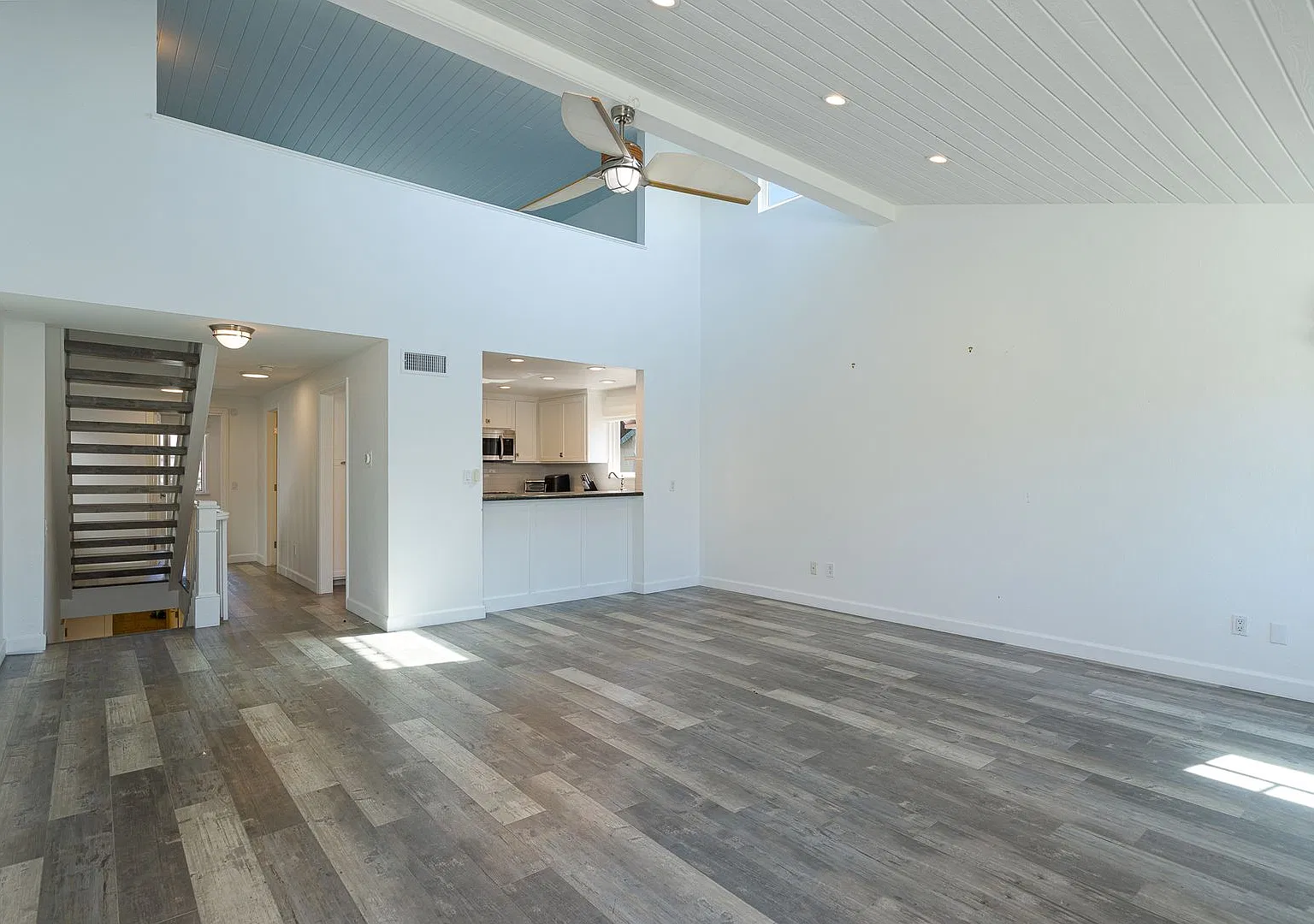 4 Bedroom + 2 Bathroom Home | Hollywood Beach | Oxnard | Unfurnished — Photo 4