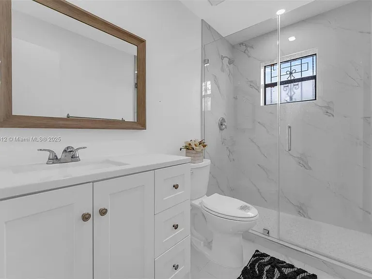 2401 SW 102nd Ave — Photo 17