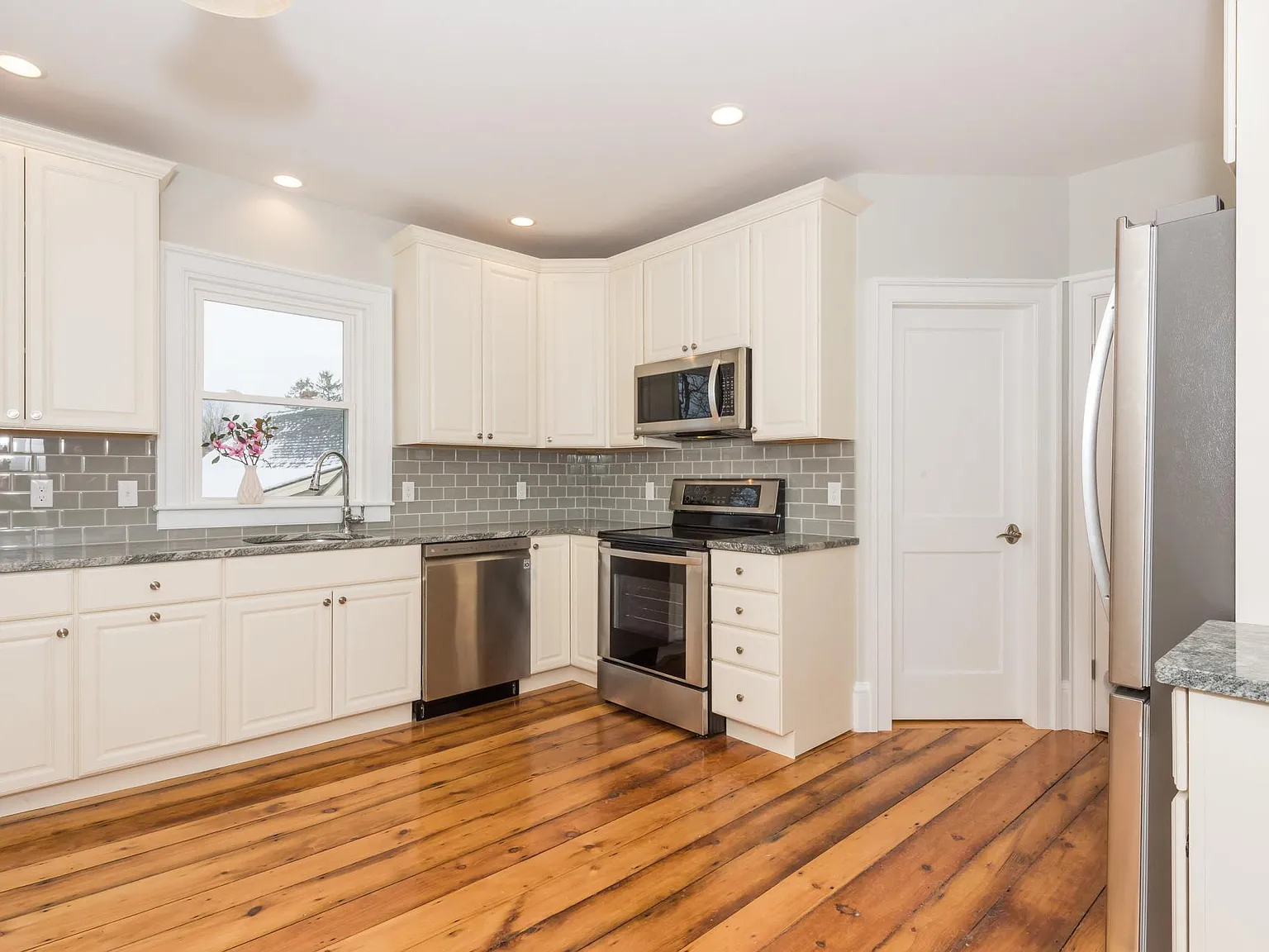 1 bed, 850 sqft, $3,250 — Photo 1