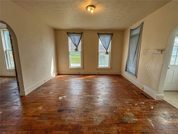 3rd image of 1321 Merrill St