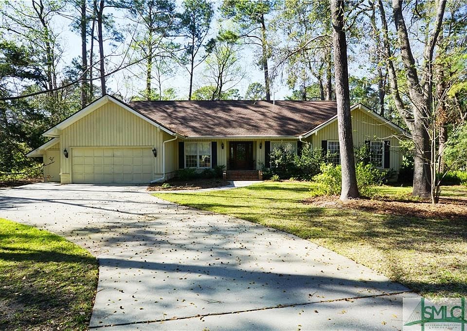 Welcome to 3 Ale House Retreat! Updated plus beautiful golf views!