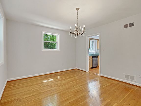 middle floor - dining room - view of kitchen doorway