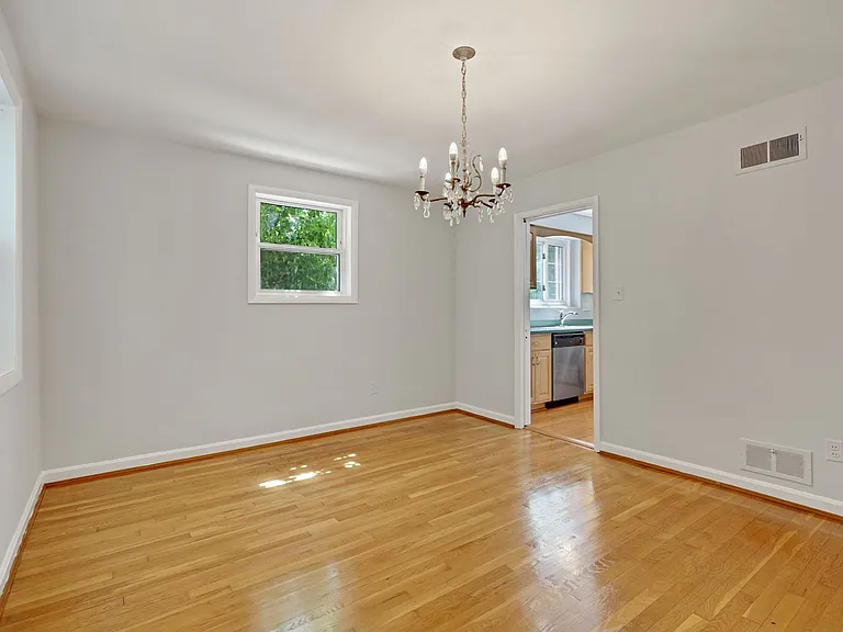 middle floor - dining room - view of kitchen doorway