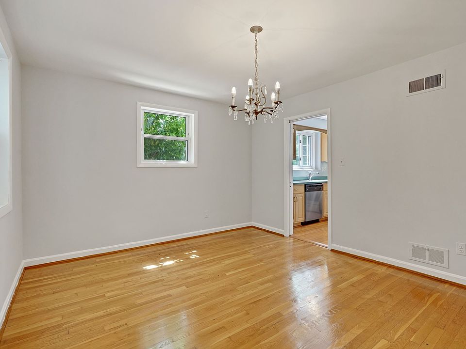 middle floor - dining room - view of kitchen doorway