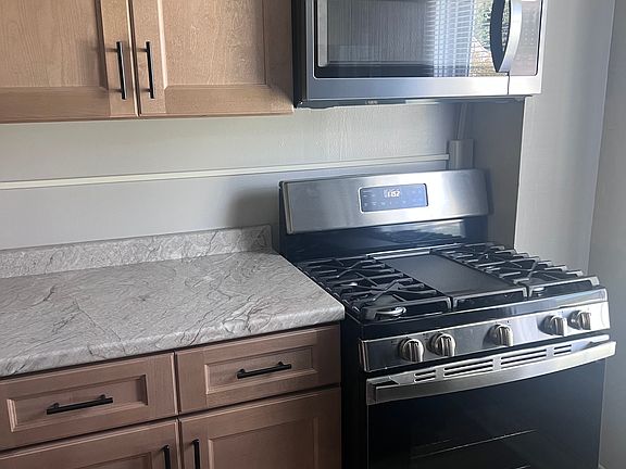 5th image of 605 Elm St #605