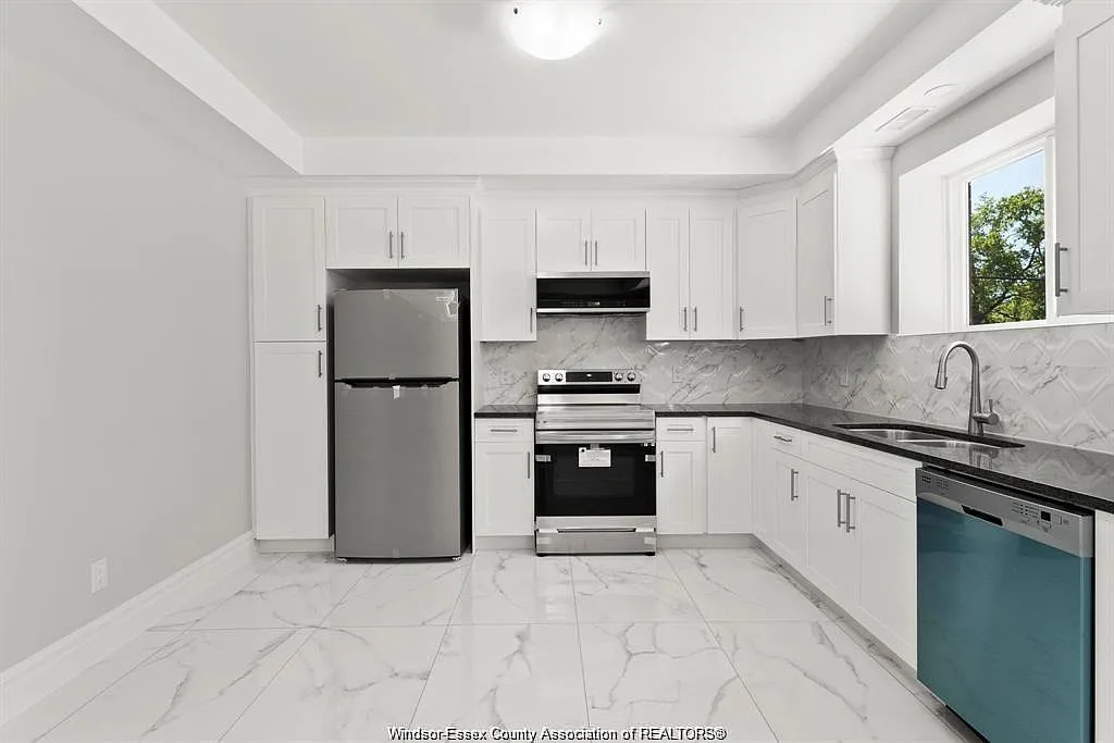 3 bed, 1200 sqft, $2,250 — Photo 3