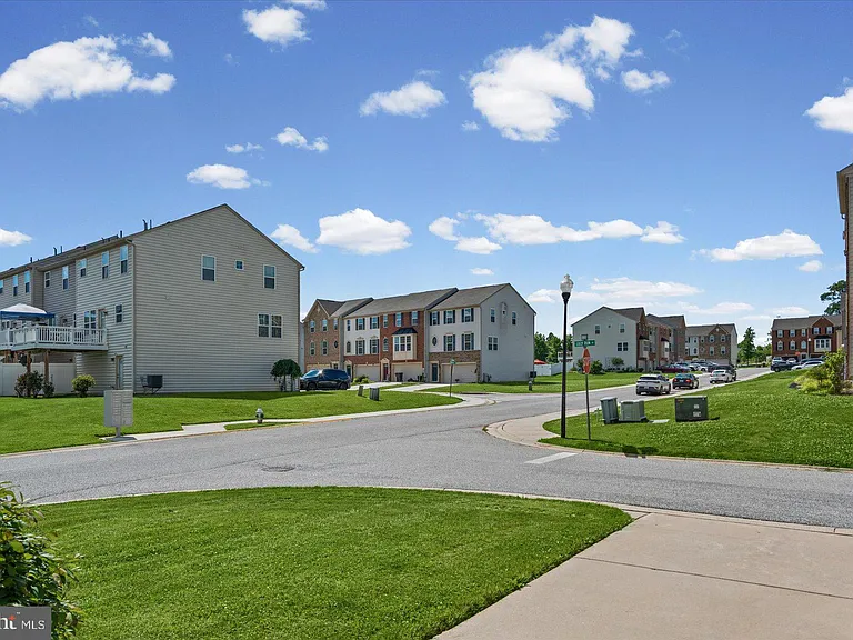 1670 Mohegan Dr #B — Photo 36