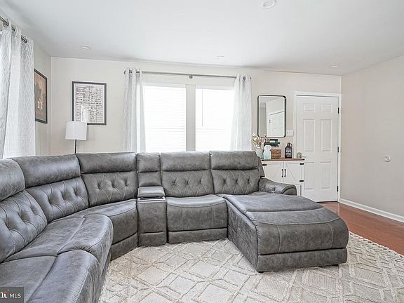 4th image of 161 Ely Ave