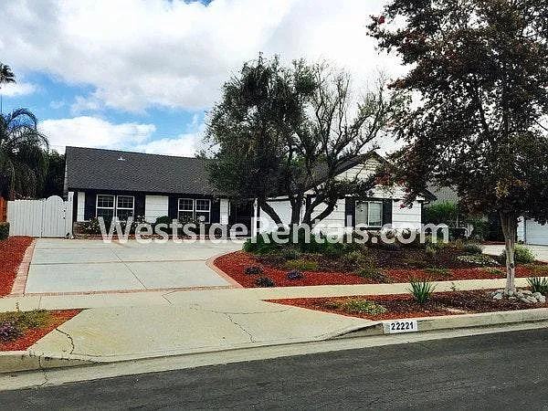 22221 Hartland St #HOUSE — Photo 2