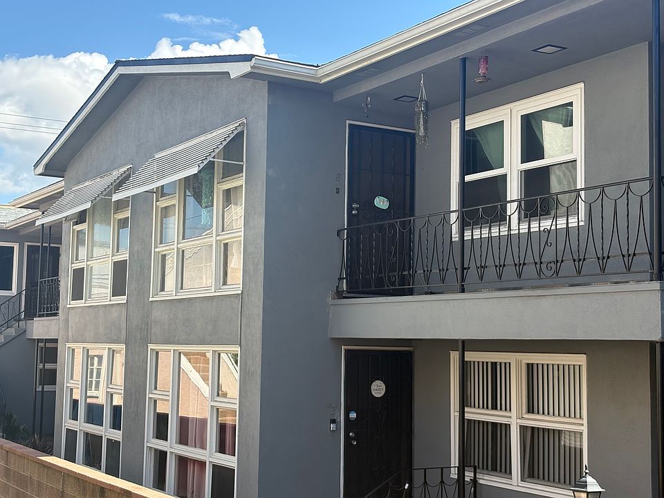 Top floor unit with high ceilings