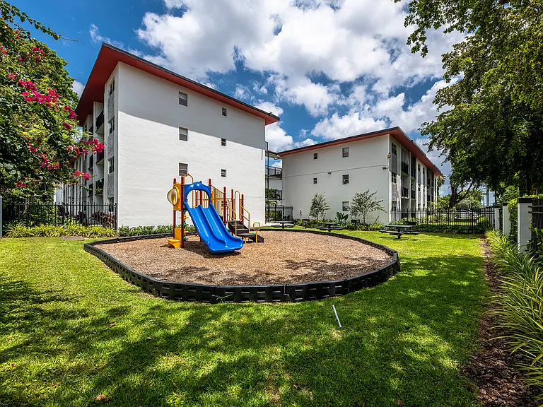Aciano Hialeah — Photo 23