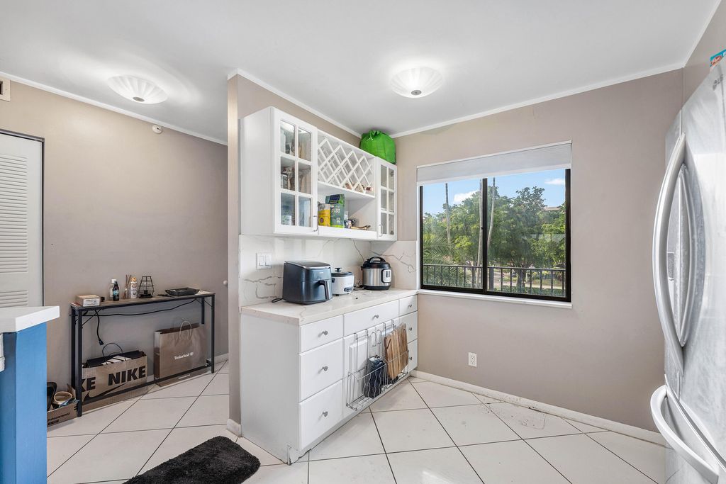 2205 S Cypress Bend Dr APT 302, photo 6